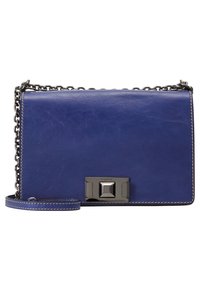 Borsa a tracolla in pelle blu con finitura strutturata, dotata di tracolla e accessori in metallo argentato, e una chiusura rettangolare con un accento quadrato.