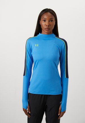 Maglia sportiva a maniche lunghe di colore blu brillante con colletto alto, dotata di pannelli laterali neri e dettagli in giallo neone. Realizzata in tessuto leggero.