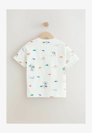 Cimdiņi bez piedurknēm, balts T-krekls ar krāsainiem izšūtiem dinozauriem un palmu koku rakstiem, ar dažādām formām un tekstūrām. Karājas uz koka āķa.