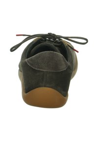 Donkerbruine suède sneaker met een ronde bruine rubberen zool, achteraanzicht, met gestrikte veters met rode uiteinden en zichtbaar gewatteerde kraag.