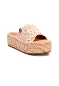 Sandalias de plataforma tejidas en beige, con punta abierta, parte superior texturizada, plantilla suave y un botón de acento marrón sutil. Suela estilo yute.