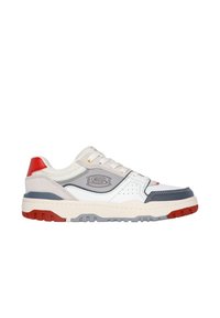 Sneaker z białą skórą i szarym zamszem na wierzchu, z czerwonymi akcentami i beżową podeszwą. Posiada perforowane detale i wyściółkę kołnierza.