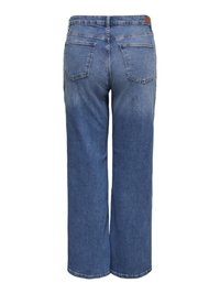 Modré džíny rovného střihu z denimu, zobrazené zezadu s dvěma zadními kapsami a hnědou koženou nášivkou na pasu.