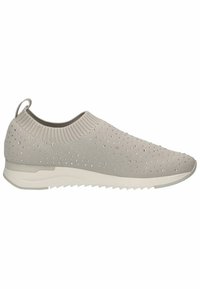 Grijze gebreide instapschoen met een gestructureerde bovenkant en metalen studs, een witte rubberen zool met een zigzagprofiel.