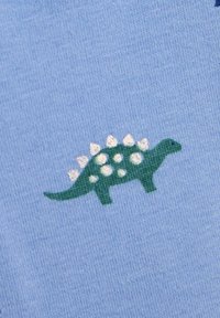 Zils audums ar zaļa dinosaura dizainu, kas rotāts ar baltām adatām un plankumiem. Auduma virsma ir gluda, piemērota apģērbiem.