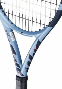 Blauwe en zwarte tennisracket met een gestructureerde grip, een brede kop, opvallende branding en een rooster van witte snaren.
