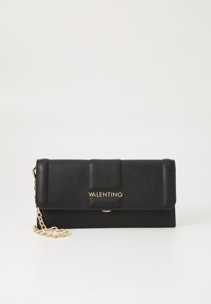 Czarna kopertówka Valentino z złotym łańcuszkiem i nazwą marki wytłoczoną na przedniej klapie, prezentowana na białym tle.