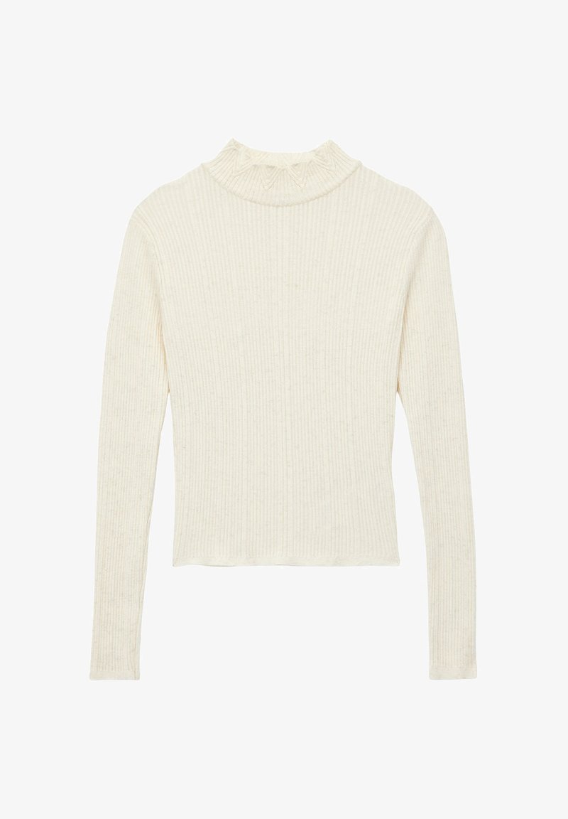 Top de manga larga acanalado en crema, con cuello simulado y tejido texturizado con ligeras variaciones para un interés visual. Acabado suave.