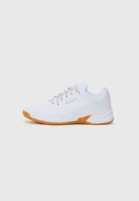 Des chaussures de sport blanches avec une tige en maille respirante, des lacets gris et une semelle extérieure en caoutchouc beige ; présentent un design texturé au niveau du talon.
