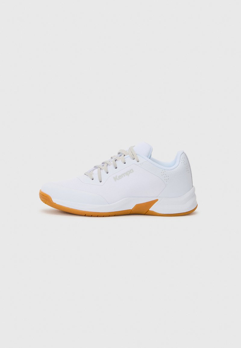 Des chaussures de sport blanches avec une tige en maille respirante, des lacets gris et une semelle extérieure en caoutchouc beige ; présentent un design texturé au niveau du talon.