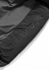 Zwarte nylon jas met een matte afwerking, voorzien van opvallende "Bomboogie" branding in een subtiele reliëfontwerp langs de zoom.