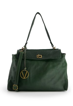 Grüne Lederhandtasche mit strukturiertem Klappdeckel, goldenen Beschlägen, Kontrastnähten und einem abnehmbaren Riemen mit einem runden Anhänger.