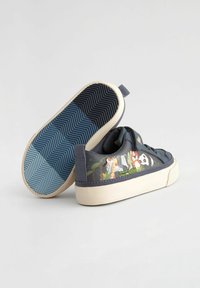 Next Wide Fit Touch Fastening Trainers - Scarpe primi passi - navy character