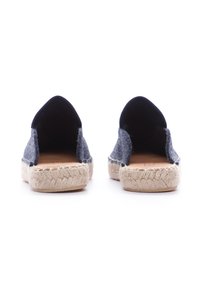 Espadrilles de tela azul oscuro con diseño de talón cerrado, suelas envueltas en yute y un acabado interior suave. Tela texturizada en el exterior.