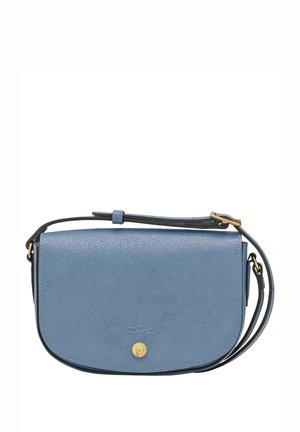 Hellblaues Leder-Umhängetasche mit strukturierter Oberfläche, goldfarbenen Metallteilen und schwarzem Riemen. Verfügt über eine abgerundete Form und Klappenverschluss.