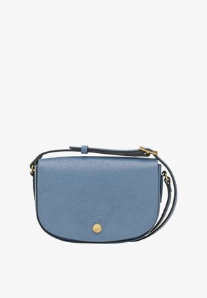 Hellblaues Leder-Umhängetasche mit strukturierter Oberfläche, goldfarbenen Metallteilen und schwarzem Riemen. Verfügt über eine abgerundete Form und Klappenverschluss.