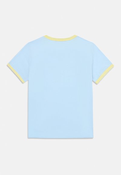 Ljusblå T-shirt med gul ribbad krage och ärmslut. Tillverkad av bomull, korta ärmar och rak skärning.