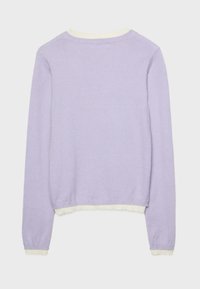 Un pull violet clair avec une texture uniforme, à manches longues, et des accents côtelés blancs au niveau du col et de l'ourlet. Vue arrière présentée.