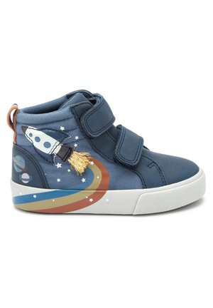 Granatowe dziecięce sneakersy za kostkę z wzorami rakiety, gwiazd, planet i tęczowego śladu, z dwoma rzepami i białą gumową podeszwą.