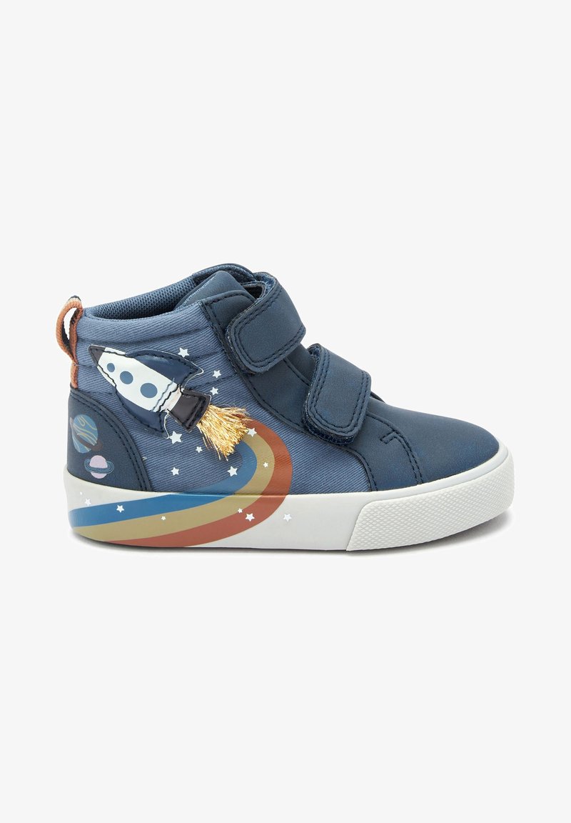 Baskets montantes bleu marine pour enfants avec motifs fusée, étoiles, planètes et traînée arc-en-ciel, deux scratchs et semelle en caoutchouc blanche.