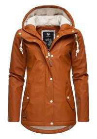 Giacca arancione impermeabile con cappuccio foderato in pile. Dotata di bottoni a pressione bianchi, due tasche frontali e orlo dritto per una buona copertura.