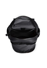 Zaino in pelle nera con finitura testurizzata, dotato di numerosi scomparti con zip e rivestimento interno grigio liscio.