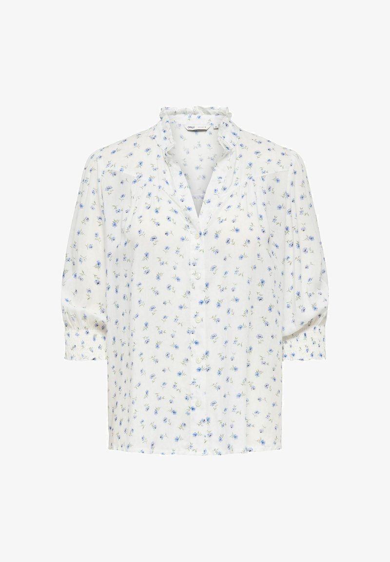 Blouse blanche boutonnée avec imprimé floral bleu, col volanté et manches trois-quarts bouffantes avec poignets froncés.