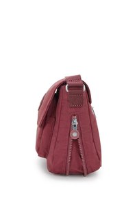 Borsa compatta in tessuto bordeaux con cerniera laterale visibile e dettagli della tracolla, fotografata su sfondo bianco.