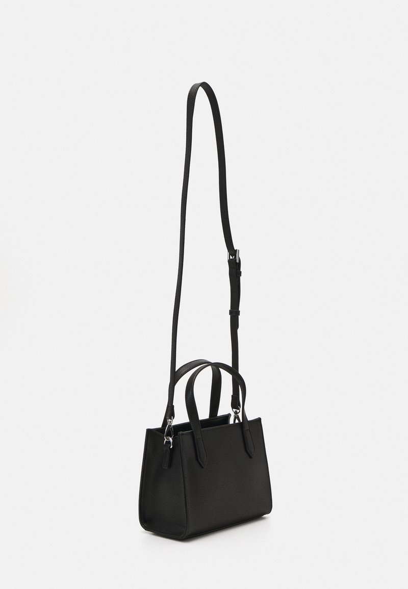 Schwarze, strukturierte Ledertasche mit doppelten oberen Griffen und einem abnehmbaren, verstellbaren Schulterriemen. Rechteckige Form, minimalistisches Design.