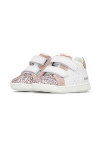 Sneaker bianchi con accenti di glitter rosa, dettagli in camoscio e cinturini in velcro. Suola testurizzata, lati perforati con branding sul tallone.