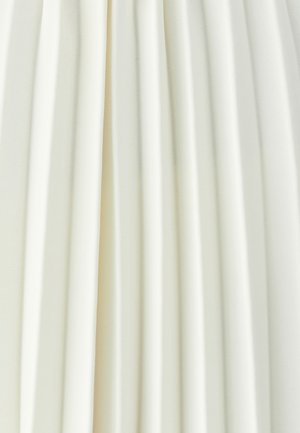 Hladká biela látka s vertikálnymi jemnými záhybmi a zdobením, vytvárajúca jemné tiene a textúru.