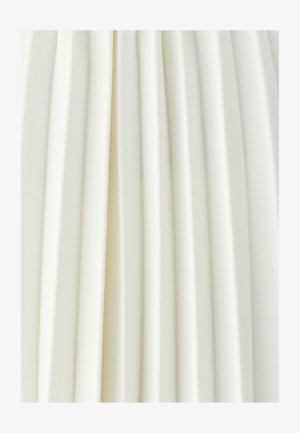 Glad wit stof met verticale, zachte plooien en draperieën die subtiele schaduwen en textuur creëren.