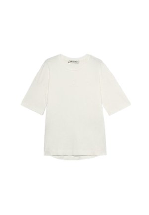 Camiseta de algodón blanca con mangas cortas, cuello redondo y un sutil logotipo en relieve en el pecho. Dobladillo recto con un ligero diseño de caída en la parte trasera.