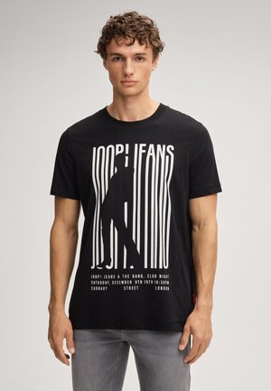 Zwarte katoenen T-shirt met witte grafische tekst en silhouetontwerp, met korte mouwen en een ronde hals.