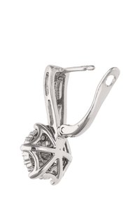 Ezüst fülbevaló klipsz, textúrált gömbformával, bonyolult hálós mintázattal és fényes díszítéssel, könnyű és csillogó felület.