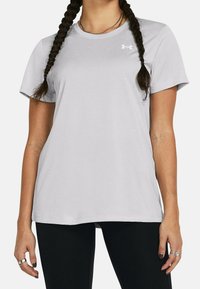 Camiseta de manga corta color gris claro, hecha de una tela suave, con un escote redondo y un pequeño logo blanco en el pecho.