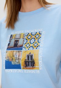 s.Oliver MIT KAPPÄRMELN - T-shirt print - himmelblau
