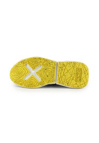 Semelle en caoutchouc jaune avec des motifs texturés, semelle intermédiaire blanche et éclats multicolores. Présente une découpe en croix et le logo de la marque.