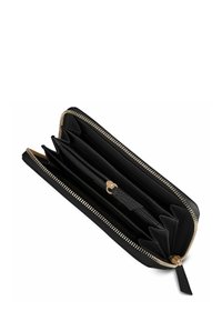 Cartera de piel negra con cierre de cremallera, abierta, mostrando varios espacios para tarjetas, compartimentos y un bolsillo central para monedas con cremallera dorada.