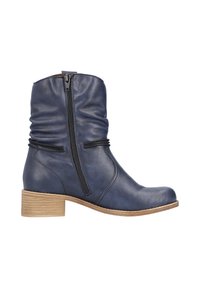 Bottes de cheville en simili cuir bleu avec une fermeture éclair sur le côté, texture froncée, petit talon empilé et détails de semelle beige.