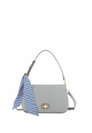 Bolso de mano de cuero gris claro con cierre giratorio dorado, asa superior única, correa de hombro desmontable y pañuelo azul con estampado atado al asa.