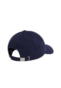Gorra de béisbol de algodón azul marino con correa ajustable, presenta una parte superior redonda y un visera curva. La parte trasera tiene un detalle de hardware metálico.