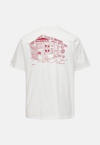 Weißes Baumwoll-T-Shirt mit einer roten Illustration eines Bodegas, die Details wie Stühle, ein Geldautomatenschild und ein "Offen"-Schild zeigt.