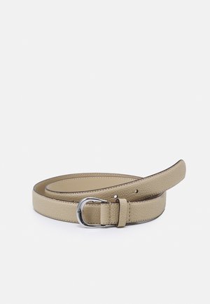 Beige gestructureerde leren riem opgerold met een zilverkleurige metalen gesp en twee verstelgaatjes op een witte achtergrond.