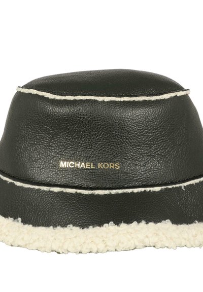 Czarna skórzana czapka bucket z białym paskiem z owczej wełny, z złotym logo "MICHAEL KORS" z przodu i teksturowaną powierzchnią.
