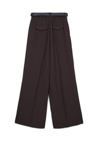 Pantalons larges en tissu marron foncé, avec une taille ceinturée, deux poches arrière avec fermetures à bouton et une finition lisse et texturée.