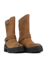 Bottines en cuir marron avec semelles en caoutchouc noir, bride réglable et détail de boucle, bout rond et finition en cuir texturé.