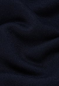 Dzianina w ciemnym granacie, z gładką, teksturowaną powierzchnią z delikatnym prążkowaniem. Materiał wygląda na miękki i elastyczny.