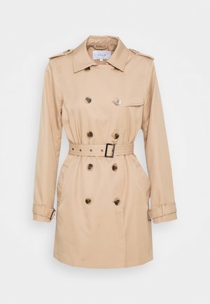 Beige dubbelgeknoopte trenchcoat met knoopdetails, ceintuur in de taille, reverskraag, lange mouwen met gespsluitingen en voorzakken.
