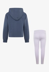 Beskaffet blå hettegenser med snøring og ribbestrikkede mansjetter ved siden av blek lavendel leggings, som har et tett og figurnært design.